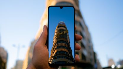 TCL 30 5G with a photo of a building