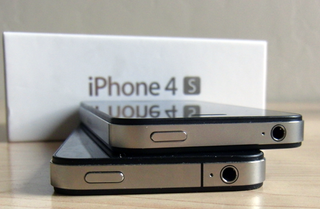 iPhone 4 (bottom) & iPhone 4S (top)