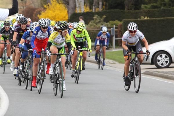 Amanda Spratt (GreenEdge-AIS) sees Ina Yoko Teutenberg (Specialized - lululemon) react to an attack