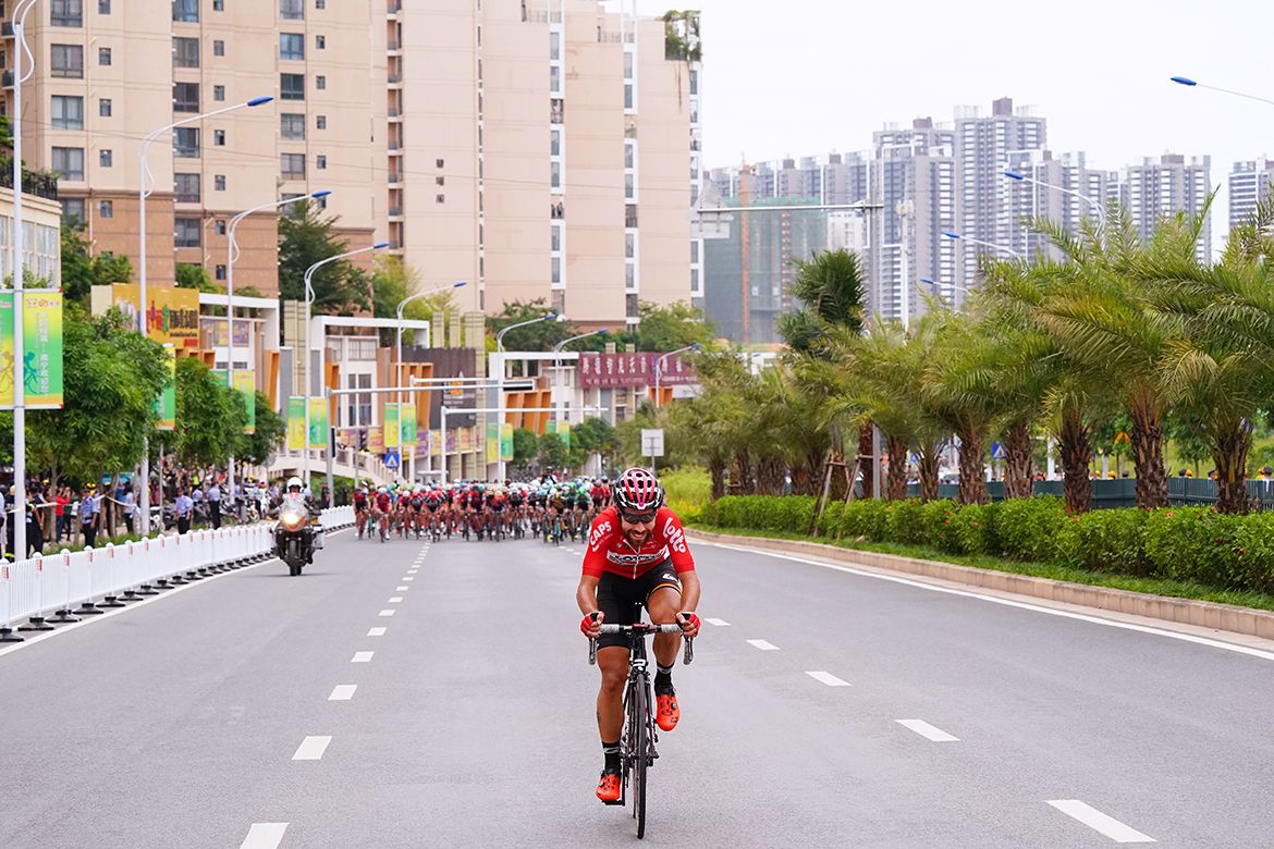 Thomas de Gendt goes on the attack in the final kilometres