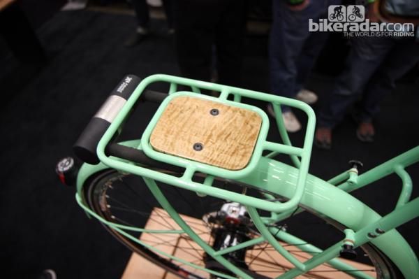 Shamrock Cycles integrates a lock holder into the back of the rear rack on its awesome city bike.