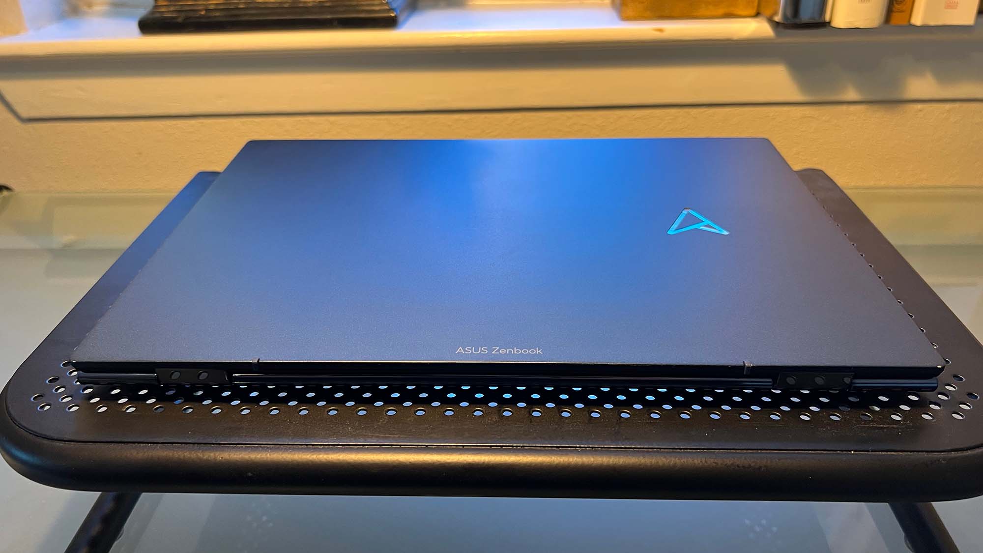 Um Asus Zenbook S 13 OLED em um suporte para laptop