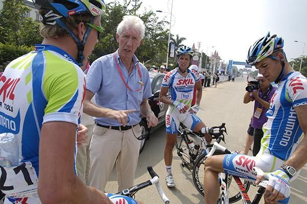 Commissaire Martin Bruin lays down the law to some Skil Shimano riders after the finish to stage two in Xinglong.