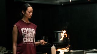 Chutimon Chuengcharoensukying as Aoy, holding a pan over a flame in Hunger