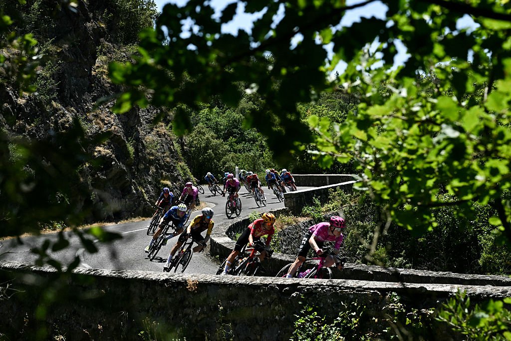 2026 Tour de France stage 4: the peloton on a descent