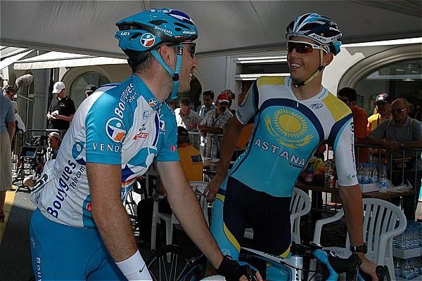 J&eacute;r&ocirc;me Pineau (Bouygues Telecom) and Steve Morabito (Astana) share a laugh before the suffering starts.