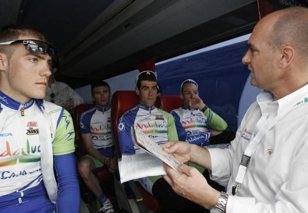 The Andalucia Caja Granada team pre-race meeting.