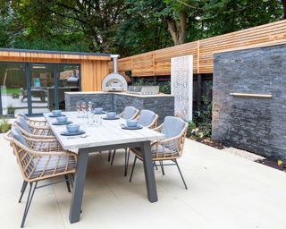 outdoor kitchen and dining area by Consilium Hortus