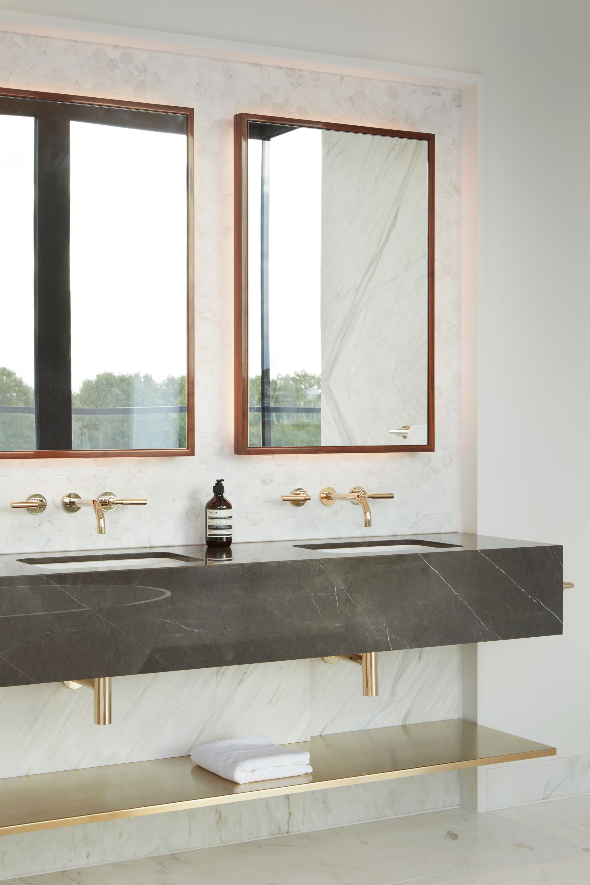 Λεκάνη από μπετόν με μεγάλους χρυσούς καθρέφτες