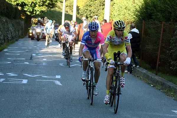 The attack by Ricc&ograve; and Cunego split up the front.