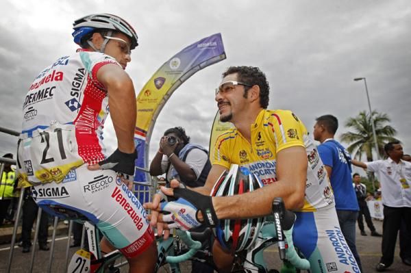A relaxed Jose Serpa (Androni Giocattoli) chats at the start