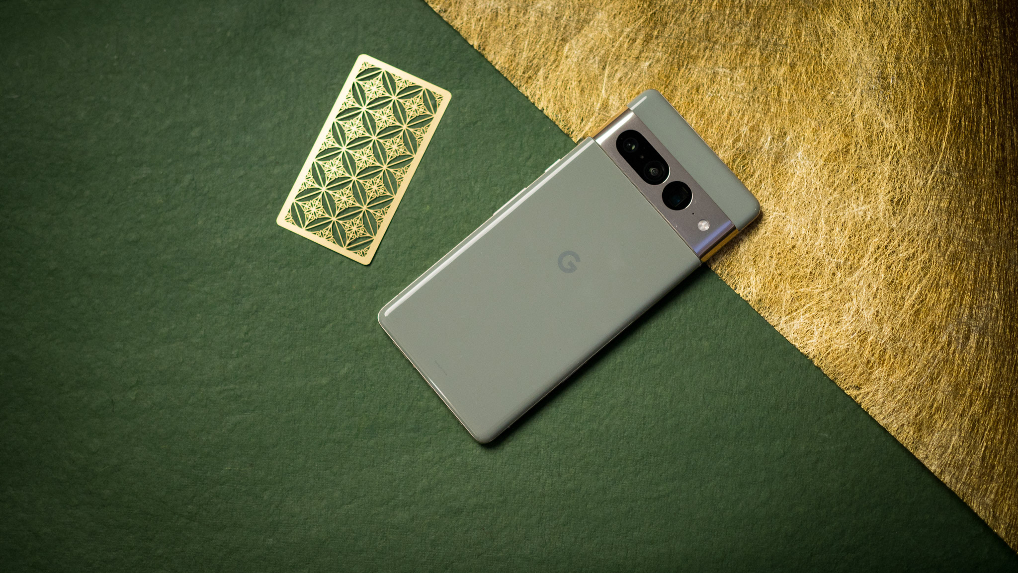 Yeşil arka plana karşı Google Pixel 7 Pro arka görünümü