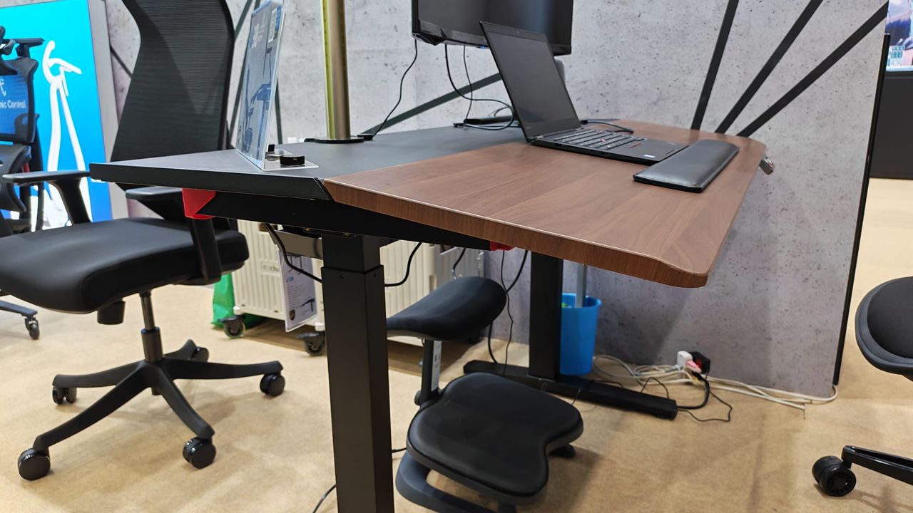 The tilted angle of the MarsRhino desk