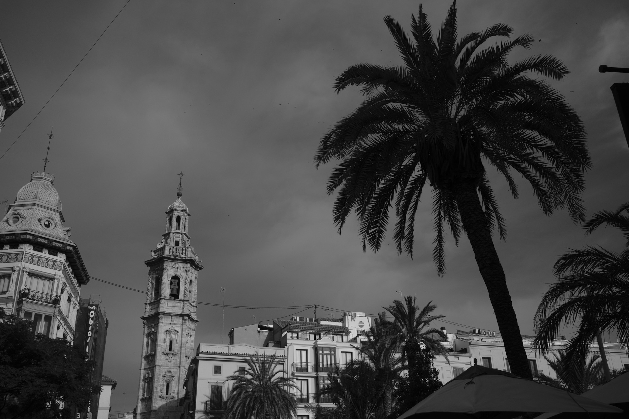 Street photography in Valencia, Spain, taken with the Fujifilm X-E5 mirrorless camera and XF 23mm f/2.8 lens
