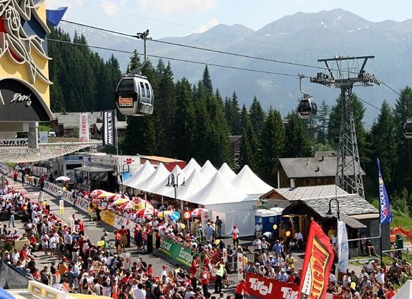 The best seat in the house - 45 minutes before the finish of today's stage, the cable cars have stopped to give some well-paying spectators a bird's eye view of the finale, as they hang 50 metres from the finish line in Verbier.