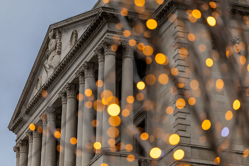 Side view of The Bank of England (BOE) in the City of London, UK, on Monday, Dec. 15, 2025 ahead of the latest UK interest rates meeting of the monetary policy committee