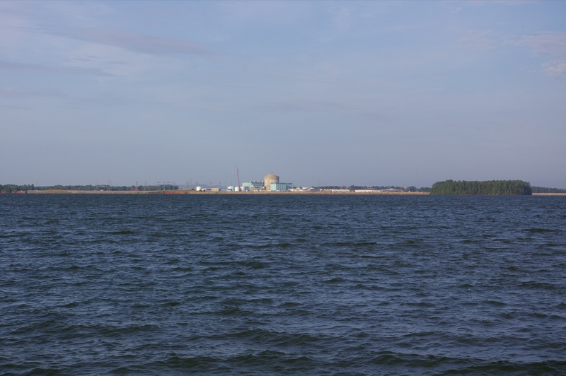 Ein Blick auf das Kernkraftwerk VC Summer über den Lake Monticello, South Carolina