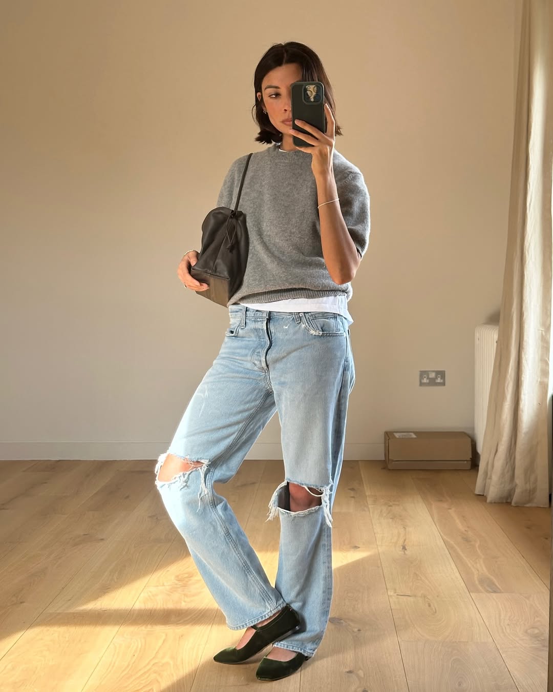@smythsisters wears light wash jeans grey jumper
