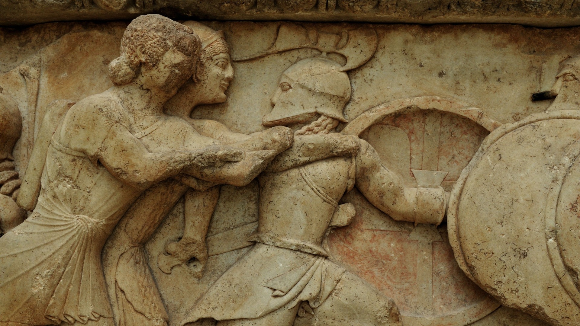 نقش لشخصيتين بشريتين تهاجمان شخصية ثالثة ترتدي درعًا