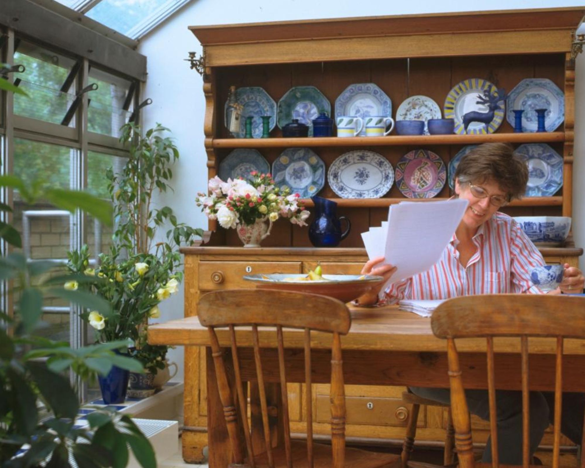 prue lieth in her dining room
