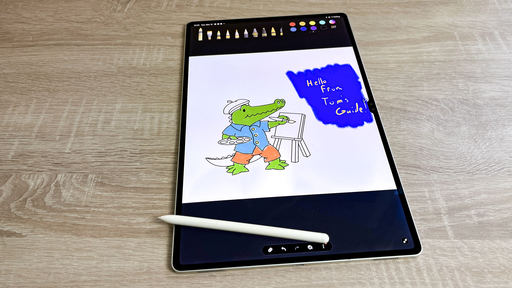 Testgerät des Samsung Galaxy Tab S10 Ultra auf einem Schreibtisch