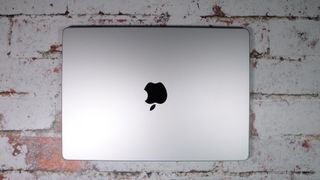 MacBook Pro 14 pouces (2023) fermé dans un studio