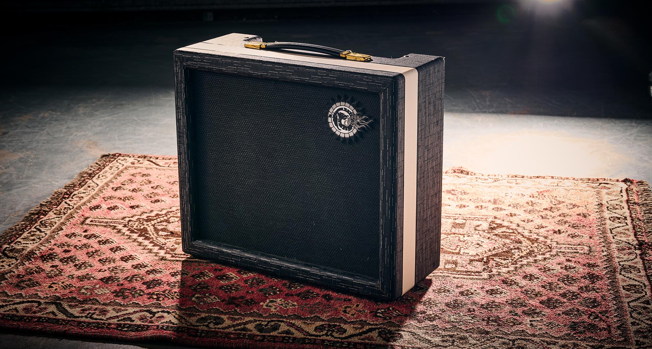 The Jimmy Page Sundragon is based on the Supro combo he used on Led Zeppelin I