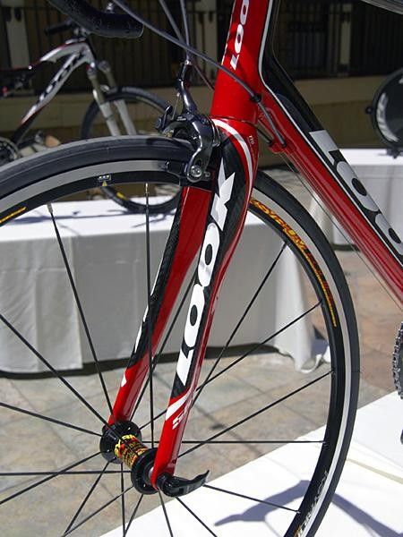 The 566 fork uses a fairly beefy crown but rather small legs, again for more comfort.