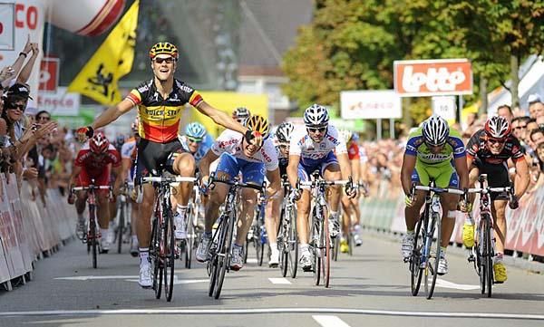 Tom Boonen (Quick Step) leads the dash to the line.