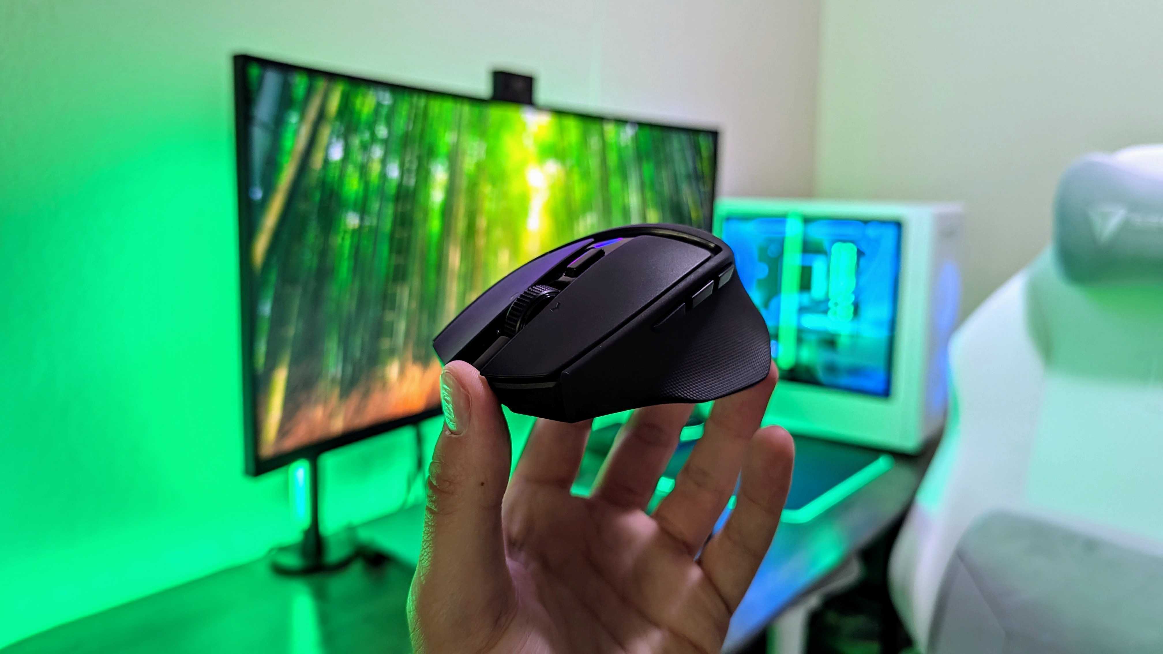 Image of the Razer Basilisk Mobile wireless gaming mouse.