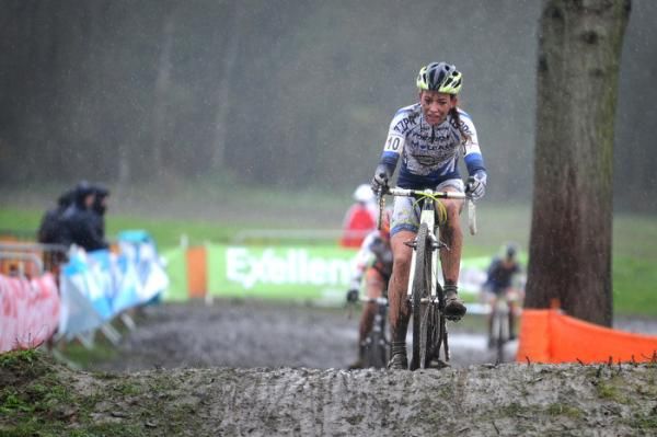 Sophie de Boer (ZZPR.nl-Destil) en route to a podium finish in Niel.