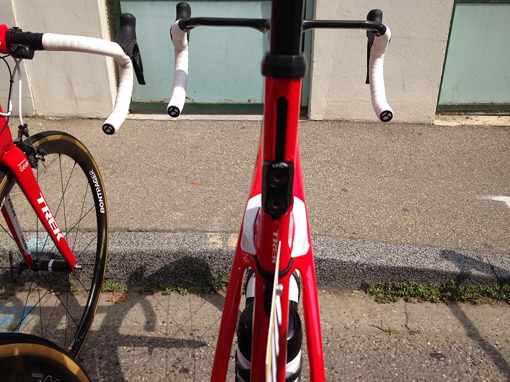 From the back, Mollema's Trek's aerodynamic advantage is apparent
