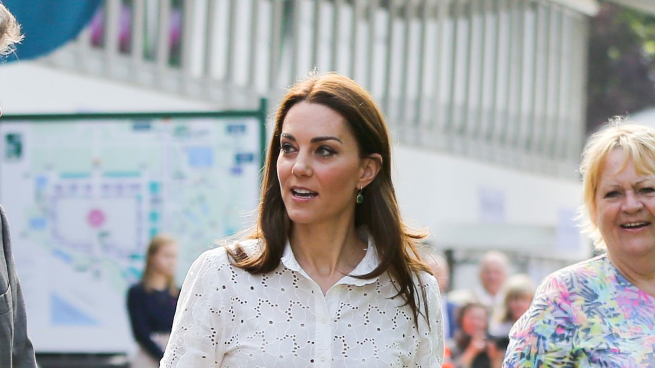 Kate Middleton&#039;s white lace blouse and skinny jeans in new Christmas photo delights fans