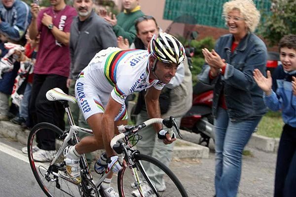 Paolo Bettini (Quick-Step) rides with style on his way to win