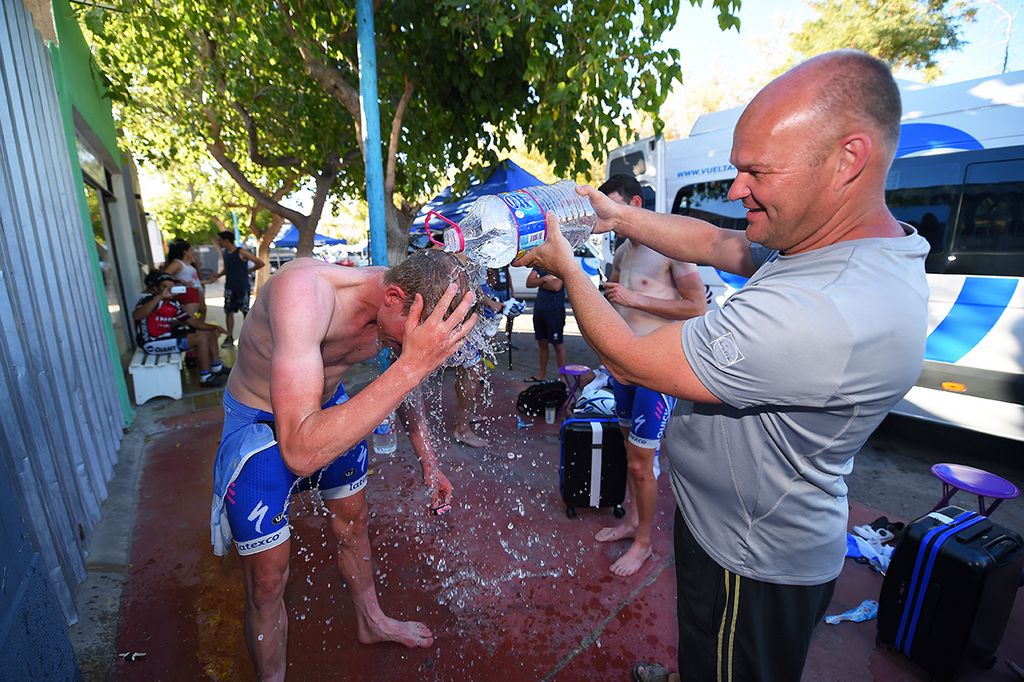 Kurt Van Roosbroeck cools down the riders