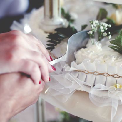 Wedding ceremony supply, Cake decorating, Buttercream, Food, Wedding cake, Icing, Cake, Sugar paste, Pasteles, Hand, 