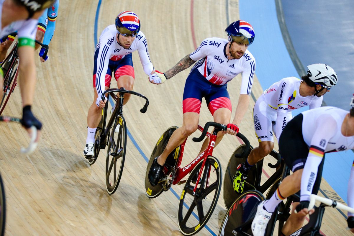 Mark Cavendish and Bradley Wiggins conduct a change
