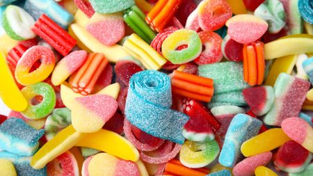 A pile of gummy candies covered in sugar.