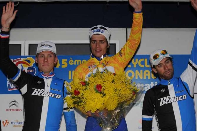 Arthur Vichot (FDJ) flanked by Lars Boom and Laurens Ten Dam
