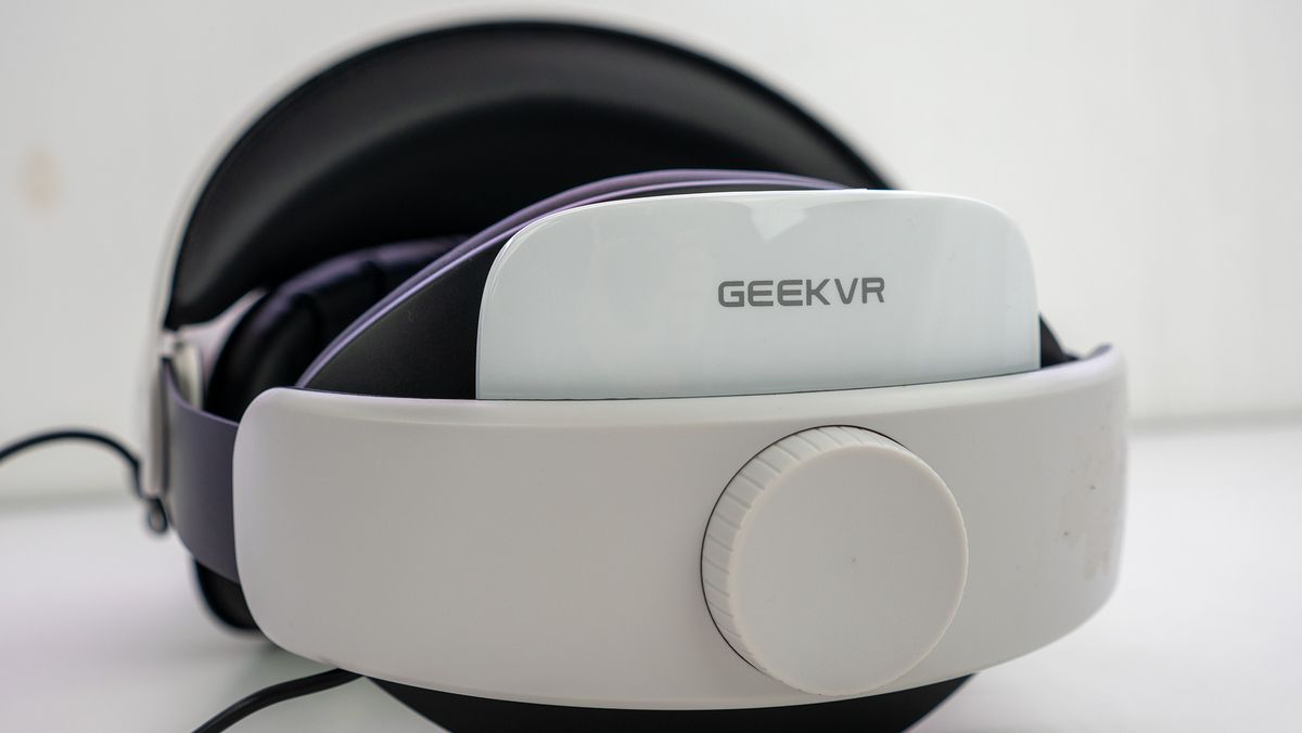 GeekVR Q2 Pro head strap for the Meta Quest 2 with the battery inserted