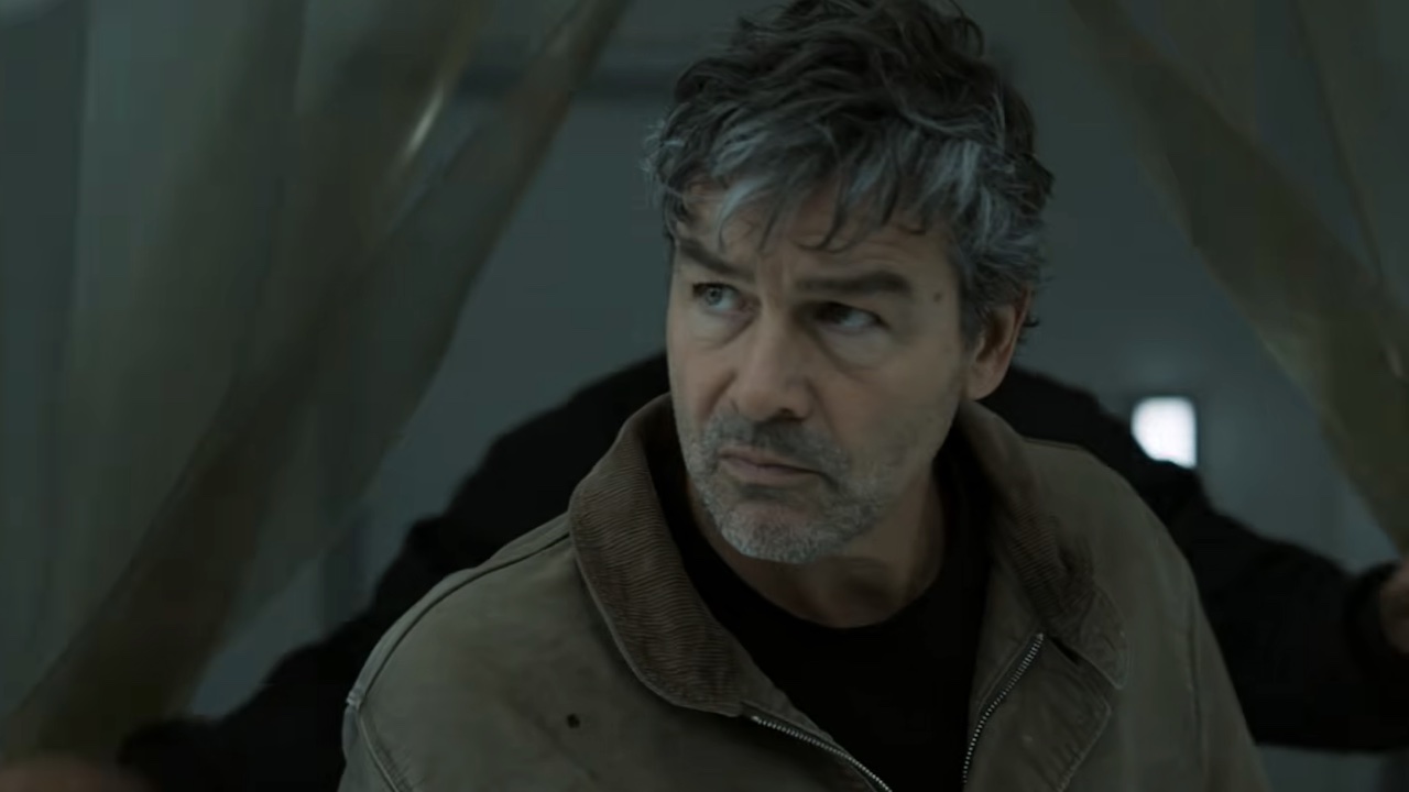Kyle Chandler looking serious in the Lanterns teaser.