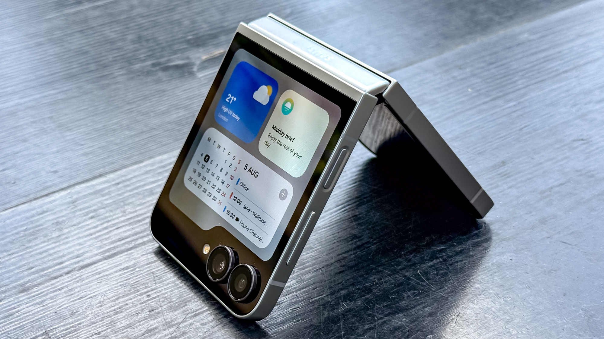 Samsung Galaxy Z Fold 7 FE tent mode