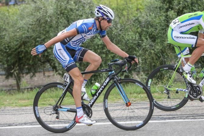 Marc De Maar (Unitedhealthcare) looks to sling another rider in front of him as the echelons begin to form