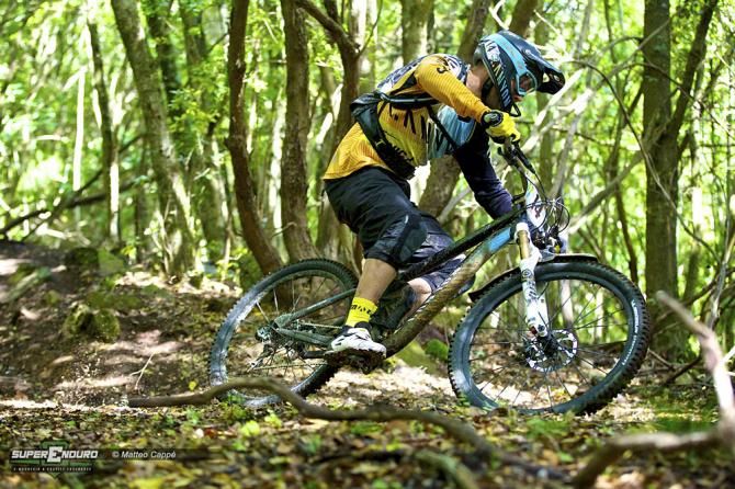 After three titles in a World Cup downhill, and several national titles, Fabien Barel seemed to have abandoned the races forever. Fortunately he came back, with the enduro, and is back in the best way. He is one of the most technical riders, clean and fast as ever.