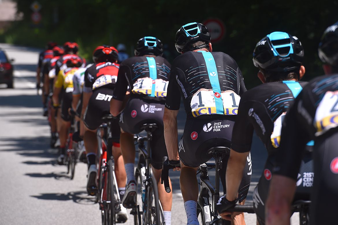 Chris Froome (Sky) in the yellow jersey group on the Col de Sarenne.