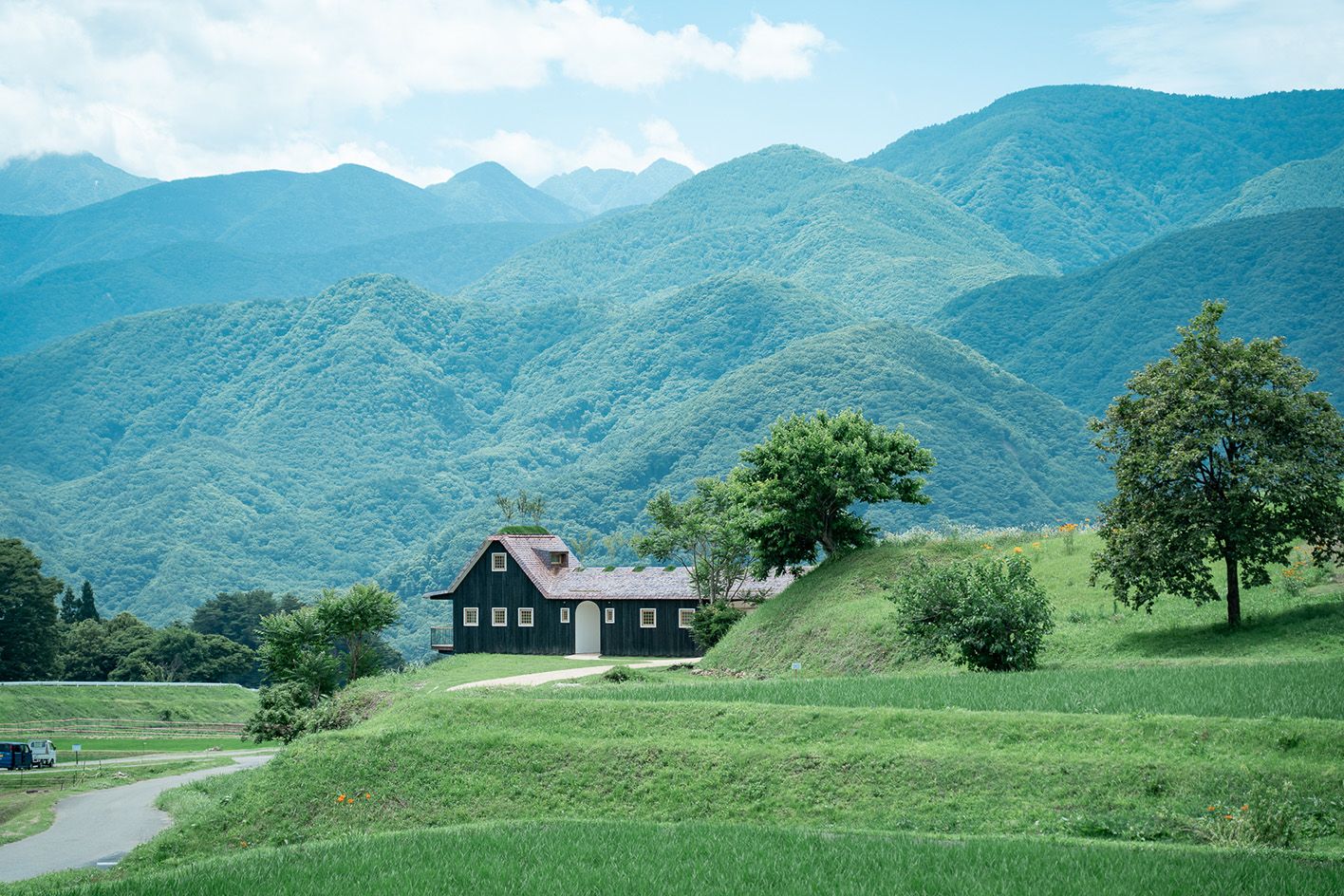 藤森照信の「ことまり」が富士の緑に囲まれたヒーロー外装