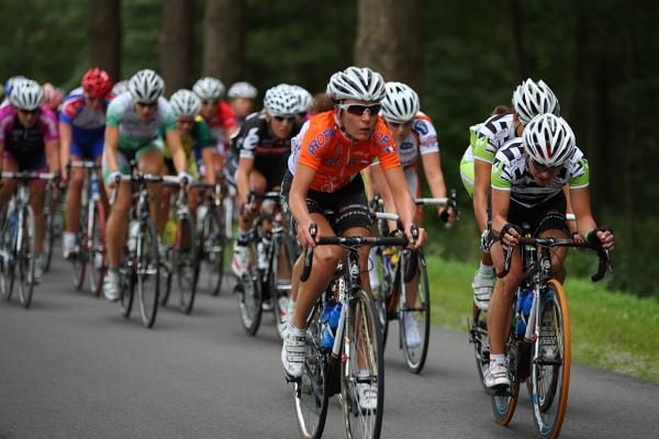 The leaders broke away in the twisty lanes during the first lap