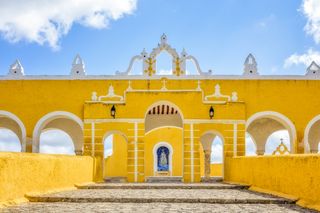 Convento de San Antonio de Padua yang berwarna keemasan di Izamal, Meksiko