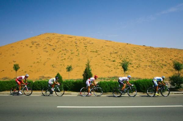 Riders pass the desert at Shapotou