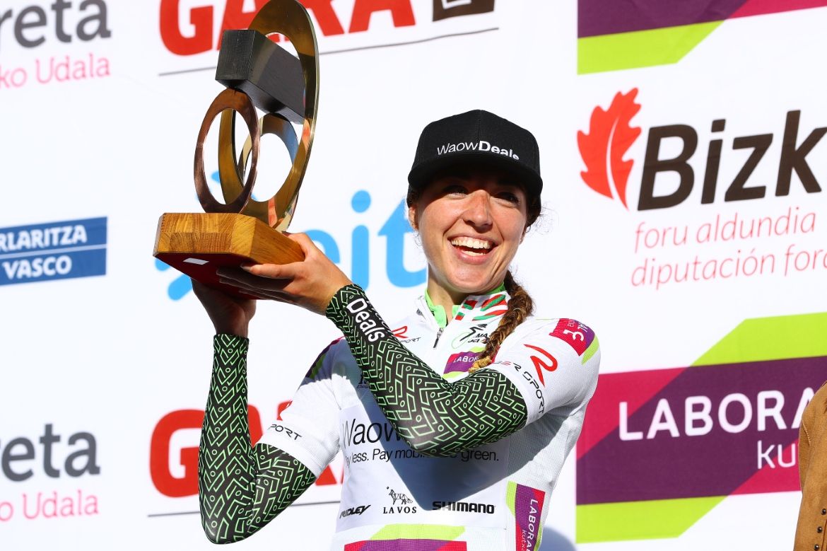 Sabrina Stultiens with the trophy on Stage 1 of the Emakumeen Bira